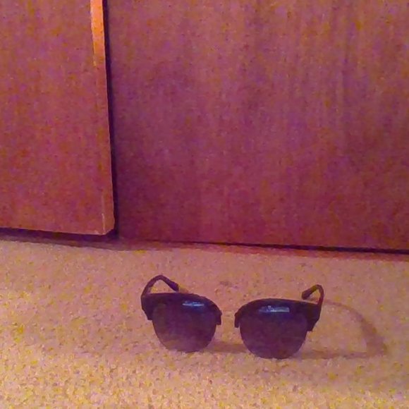 sunglasses - Picture 2 of 2